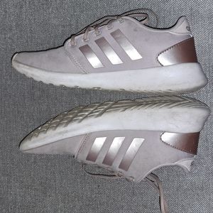 Women's Adidas Rose gold memory foam tennis shoes, sz 7. Gently worn, lookgreat!